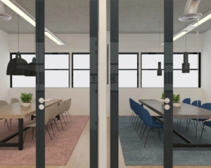 Twee moderne vergaderruimtes aan de Teleportboulevard 120 in Sloterdijk, Amsterdam, gescheiden door een glazen wand.