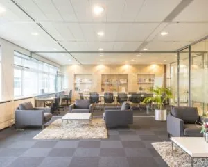 Moderne kantoorruimte met glazen vergaderruimte, zithoeken en veel natuurlijk licht aan de Tupolevlaan 41 in Schiphol.