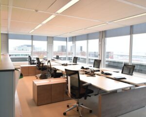 Moderne kantoorruimte met werkplekken en grote ramen aan de Tupolevlaan 41 in Schiphol.