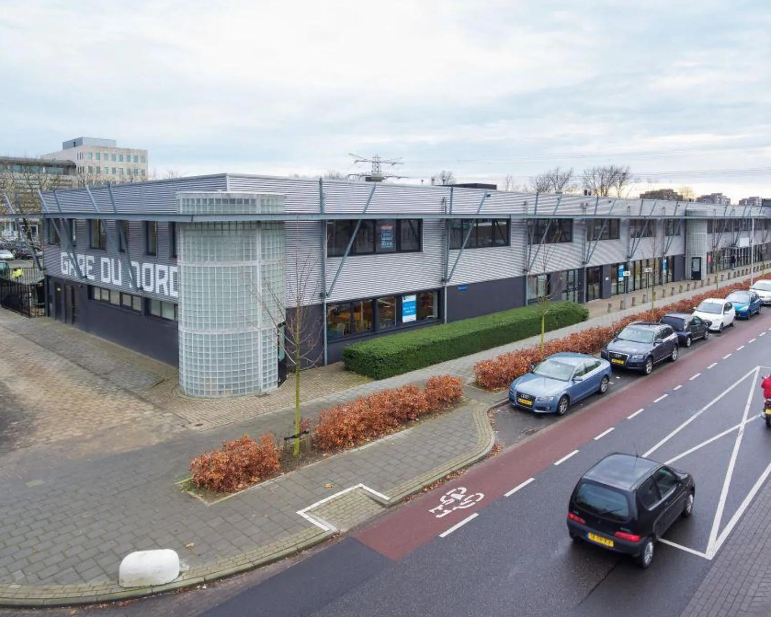 Moderne kantoorruimte aan de Ukkelstraat 2 in Eindhoven met parkeergelegenheid en grote ramen.