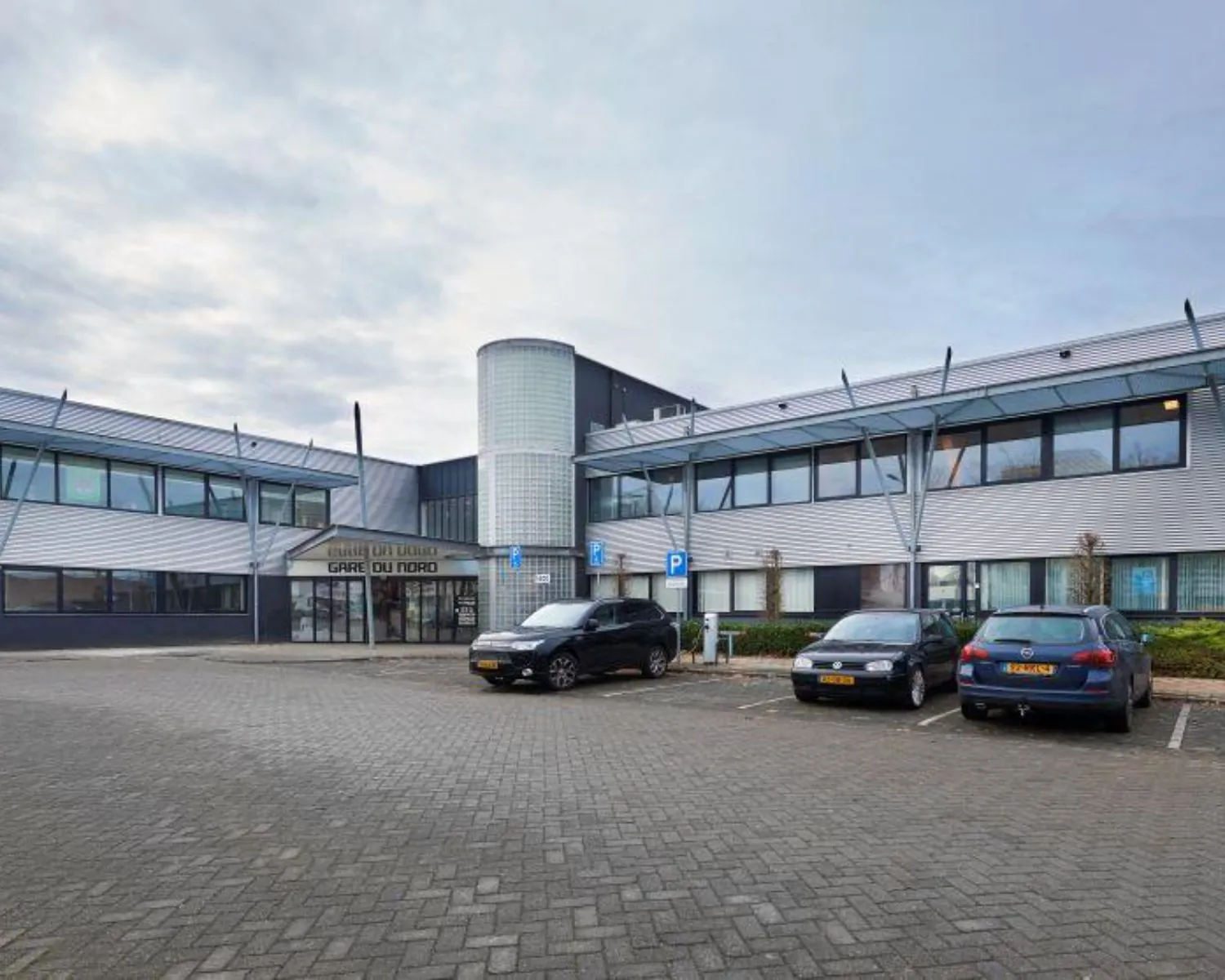 Moderne kantoorruimte met parkeerplaatsen aan de Ukkelstraat 2 in Eindhoven.