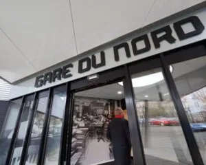 Entree van kantoorruimte Gare du Nord aan de Ukkelstraat 2 in Eindhoven met een persoon die naar binnen loopt.