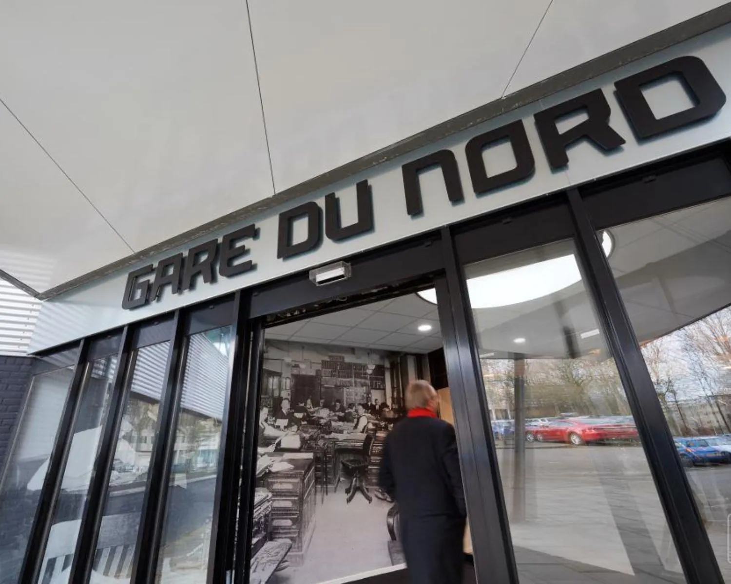 Entree van kantoorruimte Gare du Nord aan de Ukkelstraat 2 in Eindhoven met een persoon die naar binnen loopt.