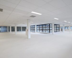 Ruime, lichte kantoorruimte te huur aan de Ukkelstraat 2 in Eindhoven met glazen vergaderruimte en systeemplafond.