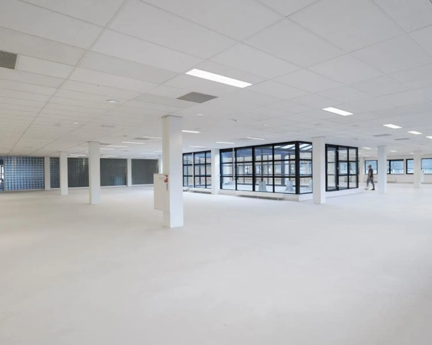 Ruime, lichte kantoorruimte te huur aan de Ukkelstraat 2 in Eindhoven met glazen vergaderruimte en systeemplafond.