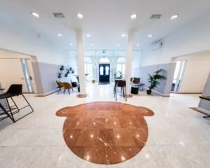 Moderne en lichte kantoorruimte met marmeren vloer en loungehoek aan het Westplein 12-14 in Rotterdam.