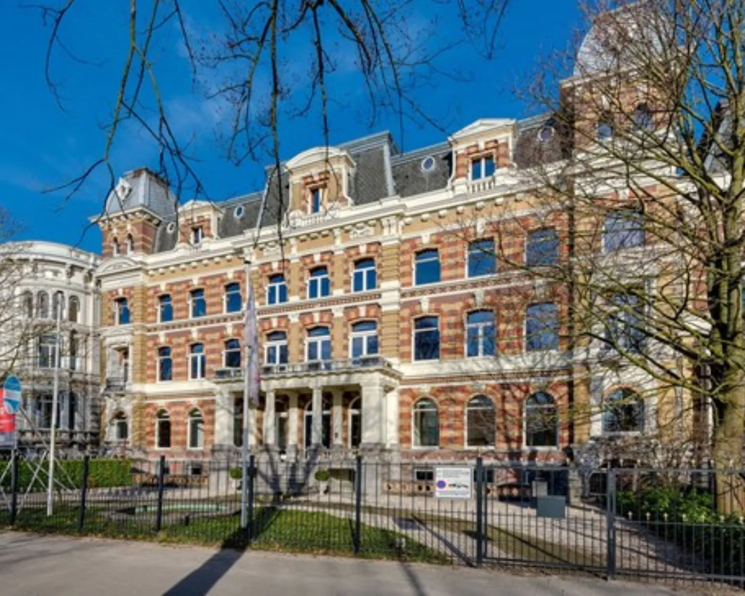Monumentaal kantoorpand aan het Westplein 12-14 in Rotterdam met klassieke gevel en hekwerk aan de straatzijde.