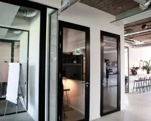 Moderne kantoorruimte met glazen vergaderruimtes en een bar aan de Wibautstraat in Amsterdam.