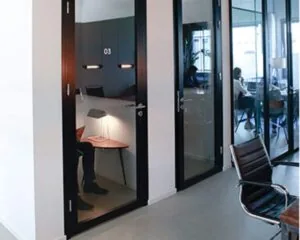 Moderne kantoorruimte met glazen vergaderruimtes aan de Wibautstraat 135-139 in Amsterdam.