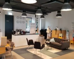 Moderne en sfeervolle kantoorruimte aan de Zekeringstraat 17 in Amsterdam met zithoek, vergadertafel en koffiestation.
