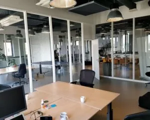 Moderne kantoorruimte te huur aan de Zekeringstraat 17 in Amsterdam met glazen vergaderruimtes en tafeltennistafel.