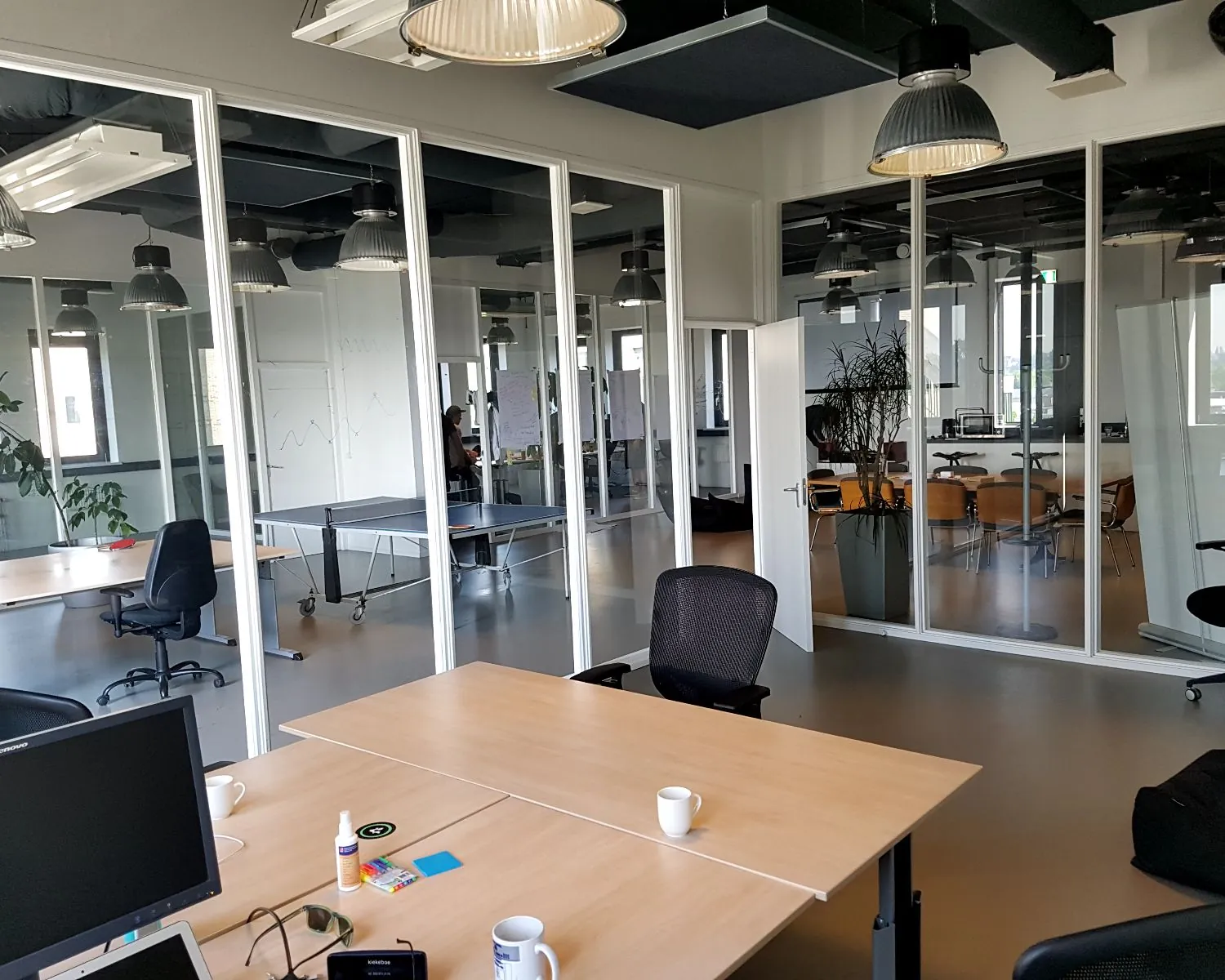 Moderne kantoorruimte te huur aan de Zekeringstraat 17 in Amsterdam met glazen vergaderruimtes en tafeltennistafel.