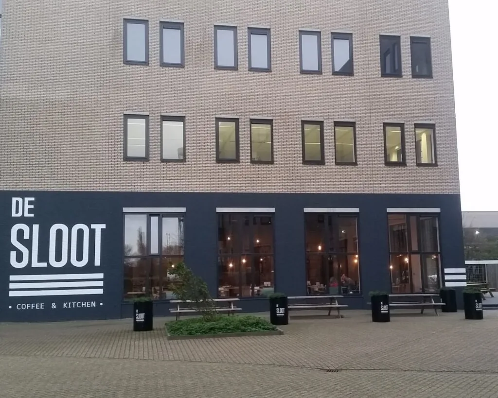 Vooraanzicht van een modern kantoorpand aan de Zekeringstraat 17 in Amsterdam met op de begane grond café De Sloot.