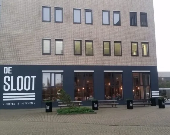 Vooraanzicht van een modern kantoorpand aan de Zekeringstraat 17 in Amsterdam met op de begane grond café De Sloot.