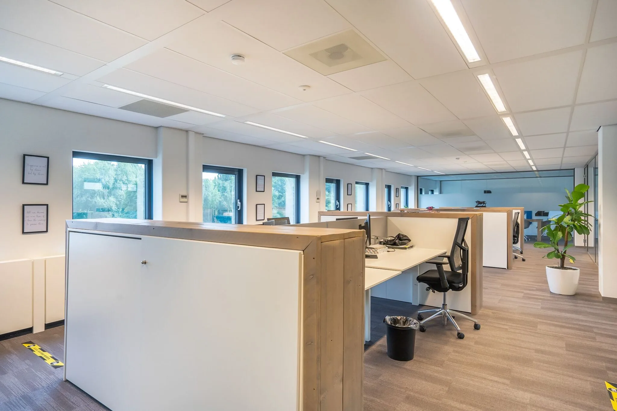 Modern en licht kantoorinterieur met werkplekken en grote ramen in Kanaalpark 140.