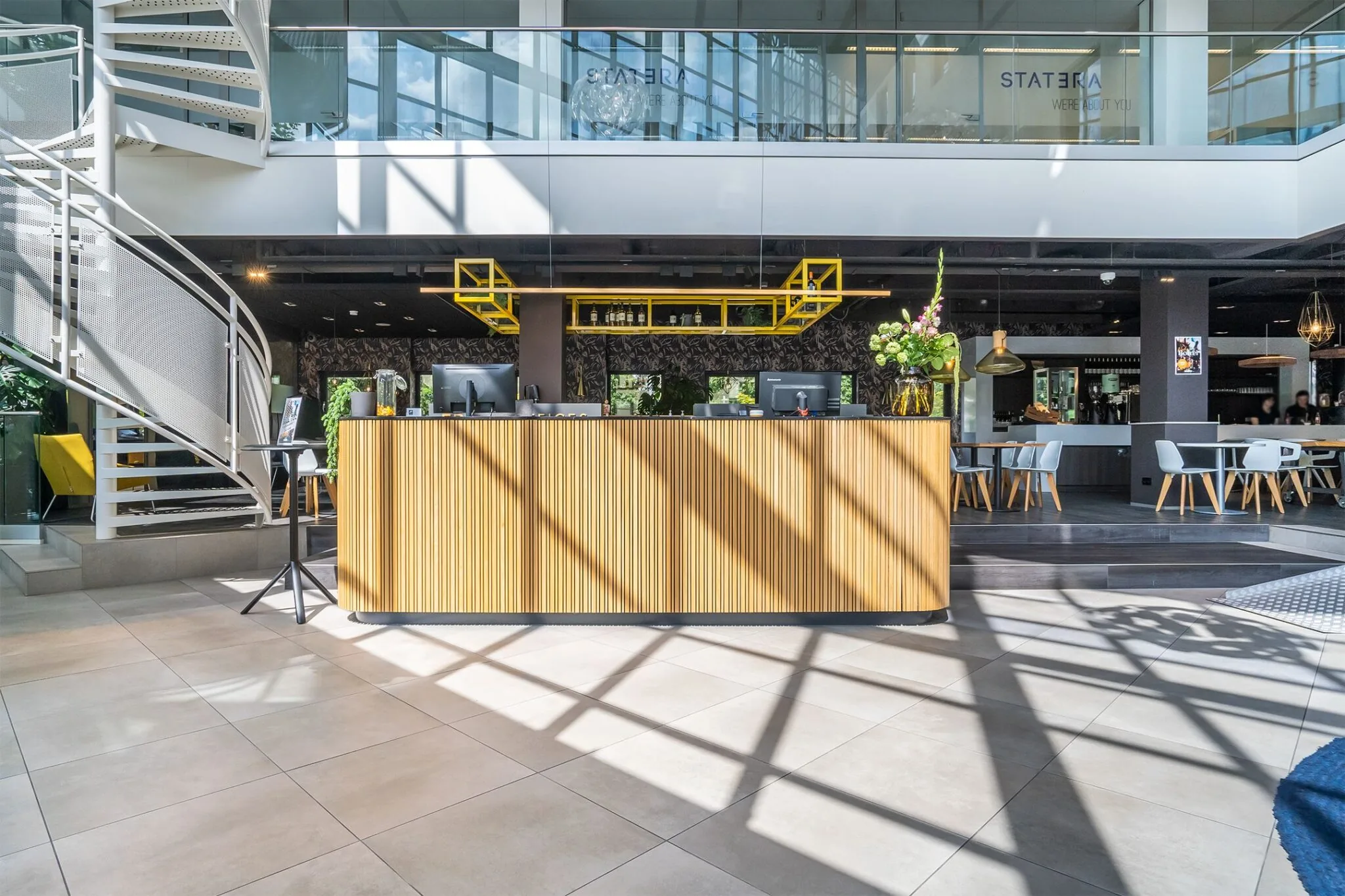 Moderne receptiebalie met houten afwerking in een lichte, open kantoorruimte in Kanaalpark 140.