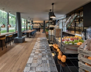 Moderne kantine met smoothiebar en zitplekken in kantoorruimte aan de Assendorperdijk 1 in Zwolle.
