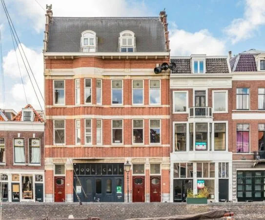 Voorgevel van een karakteristiek herenpand aan de Aelberchtskolk 45b1 in Rotterdam met onderin een poolcafé.