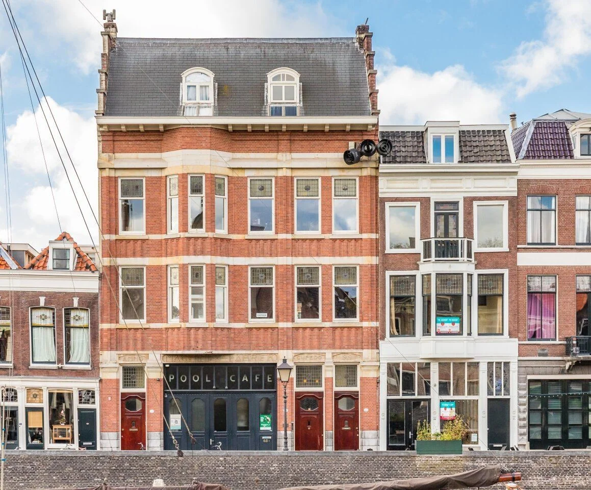 Voorgevel van een karakteristiek herenpand aan de Aelberchtskolk 45b1 in Rotterdam met onderin een poolcafé.