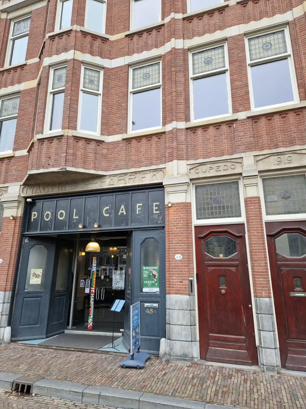 Vooraanzicht van het pand aan de Aelbrechtskolk 45b in Rotterdam met ingang van een poolcafé.