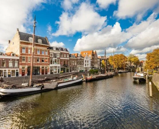 Gracht met historische panden en aangemeerde boten bij Aelbrechtskolk 45b1 in Rotterdam.