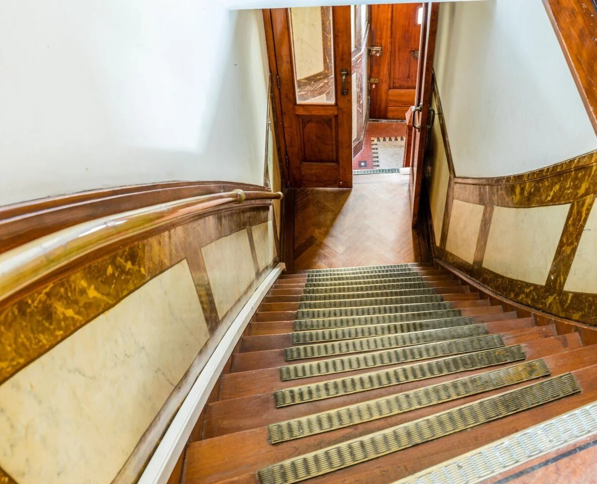 Houten trap met marmeren wandpanelen in een karakteristiek kantoorpand aan de Aelberchtskolk 45b1 in Rotterdam.