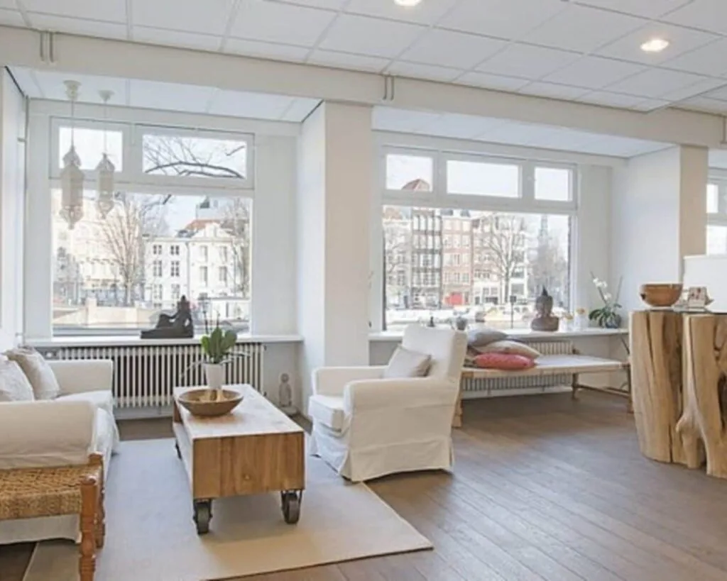 Lichte en moderne kantoorruimte met zithoek aan de Amstel in Amsterdam.