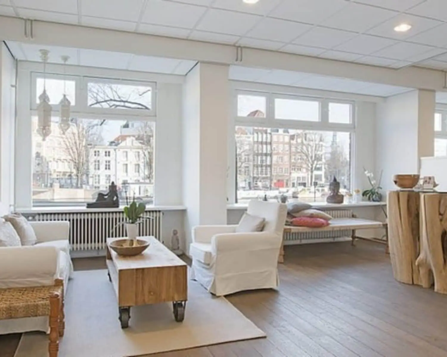 Lichte en moderne kantoorruimte met zithoek aan de Amstel in Amsterdam.