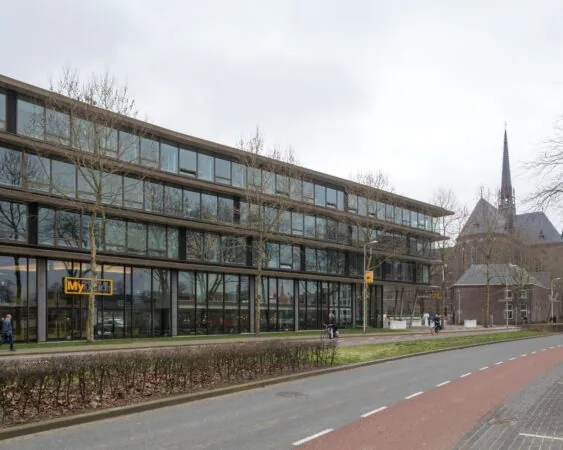 Modern kantoorgebouw aan de Assendorperdijk 1 in Zwolle met glazen gevel en het MyOffice-logo op de begane grond.