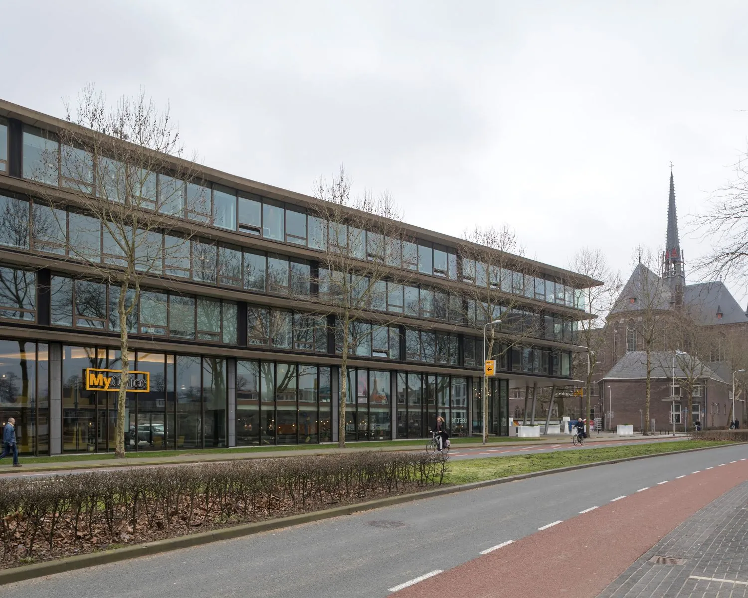 Modern kantoorgebouw aan de Assendorperdijk 1 in Zwolle met glazen gevel en het MyOffice-logo op de begane grond.