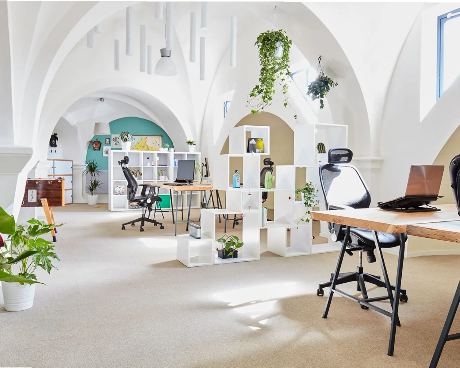 Lichte en moderne kantoorruimte met hoge gewelfde plafonds, planten en flexibele werkplekken aan de Batjanstraat 11 in Amsterdam.