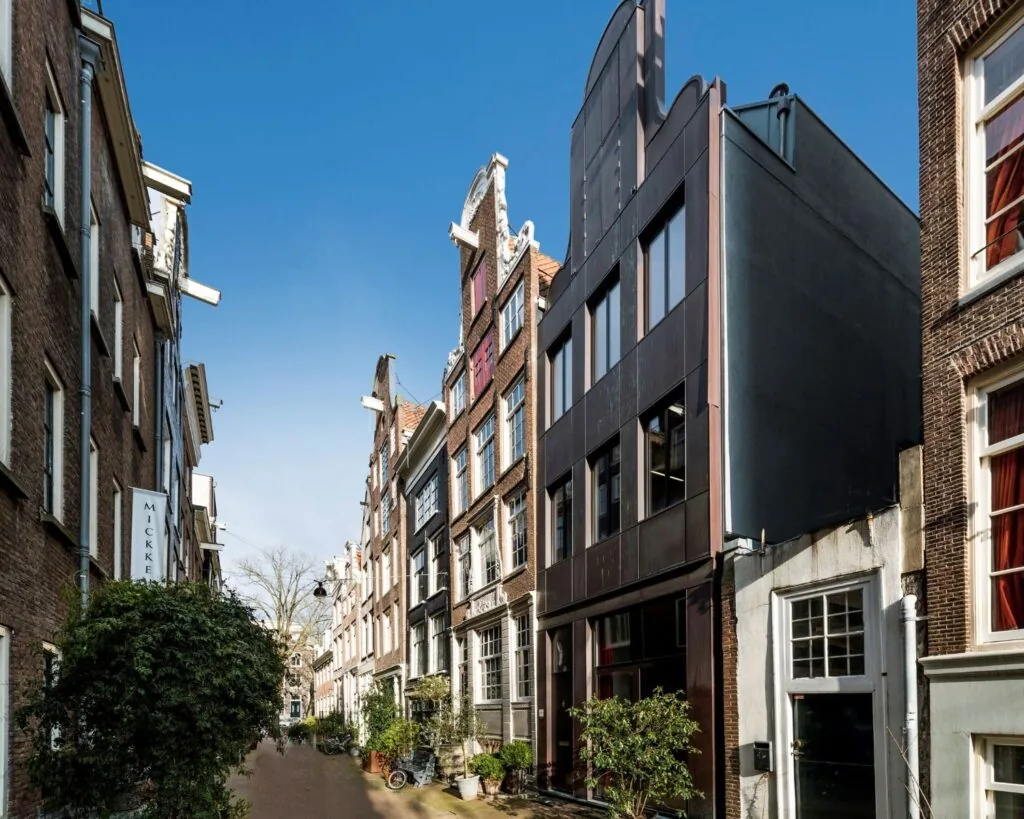 Moderne kantoorruimte aan de Bergstraat 6 in Amsterdam, gelegen tussen historische gevels in een smalle straat.