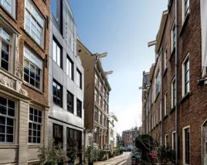 Straatbeeld van de Bergstraat in Amsterdam met karakteristieke kantoor- en woonpanden.