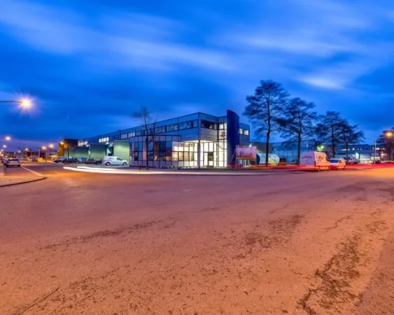 Moderne kantoorruimte aan de Bingerweg 18-1 in een bedrijfsgebied bij avondschemering.