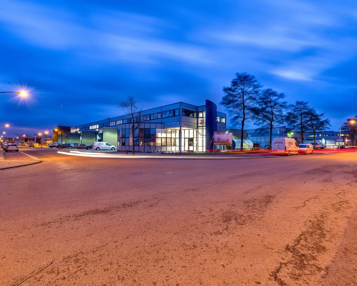Moderne kantoorruimte aan de Bingerweg 18-1 in een bedrijfsgebied bij avondschemering.