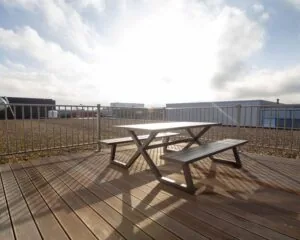 Houten dakterras met picknicktafel bij kantoorruimte aan de Bingerweg 18.