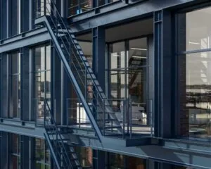 Moderne kantoorruimte met glazen gevel en externe stalen trap aan de Danzigerkade 14-15 in Amsterdam.