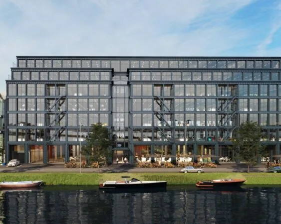 Modern kantoorgebouw aan het water op Danzigerkade 14-15 in Amsterdam met glazen gevel en terrassen aan de kade.