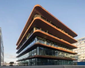 Modern kantoorgebouw met afgeronde hoeken aan de Danzigerkade 207 in Amsterdam.