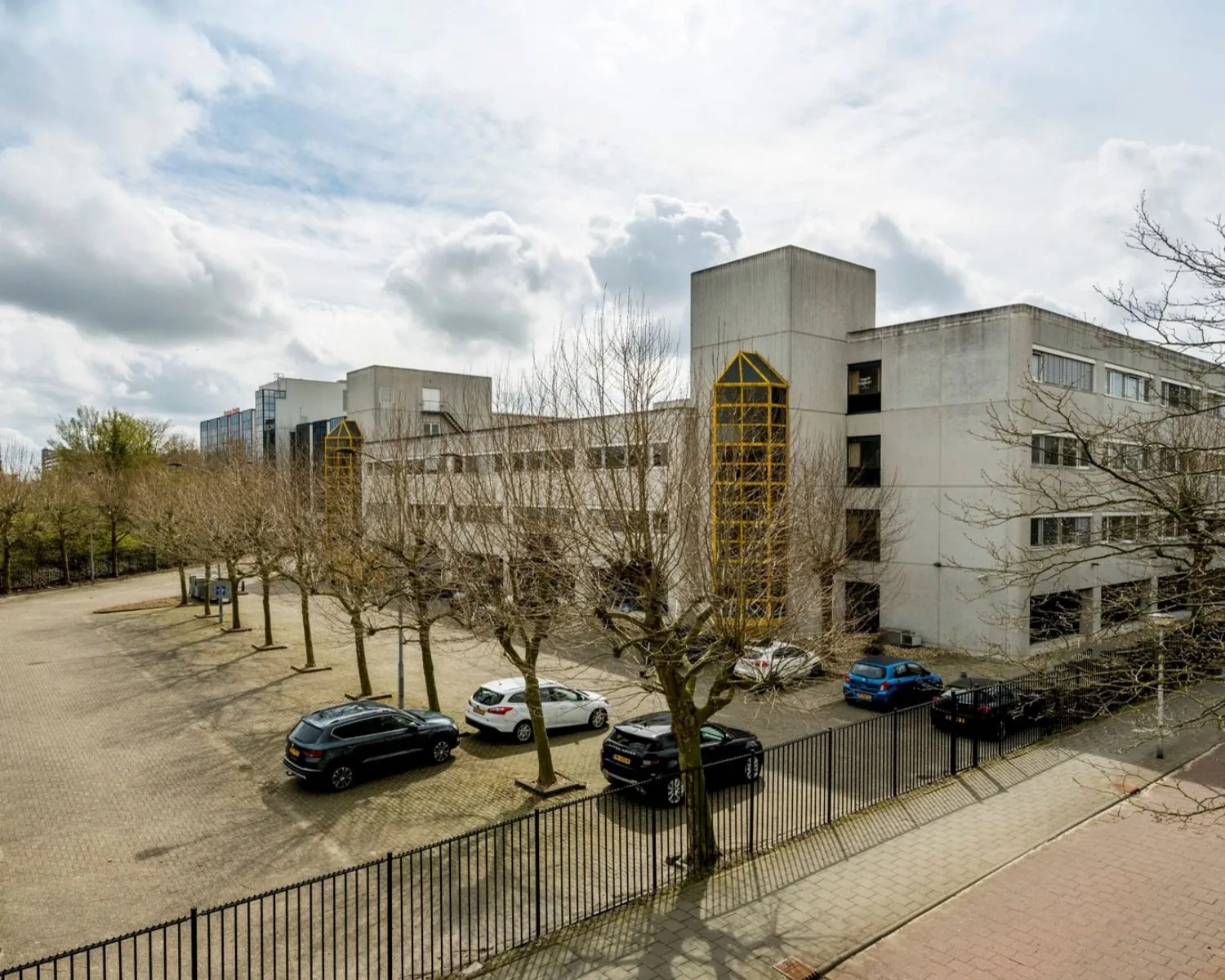 Kantoorpand aan de Diemermere 1 in Diemen met parkeergelegenheid en omliggende bomen in wintertoestand.