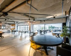 Moderne, open kantoorruimte in Diemermere 1 in Diemen met diverse zitplekken en veel natuurlijk licht.