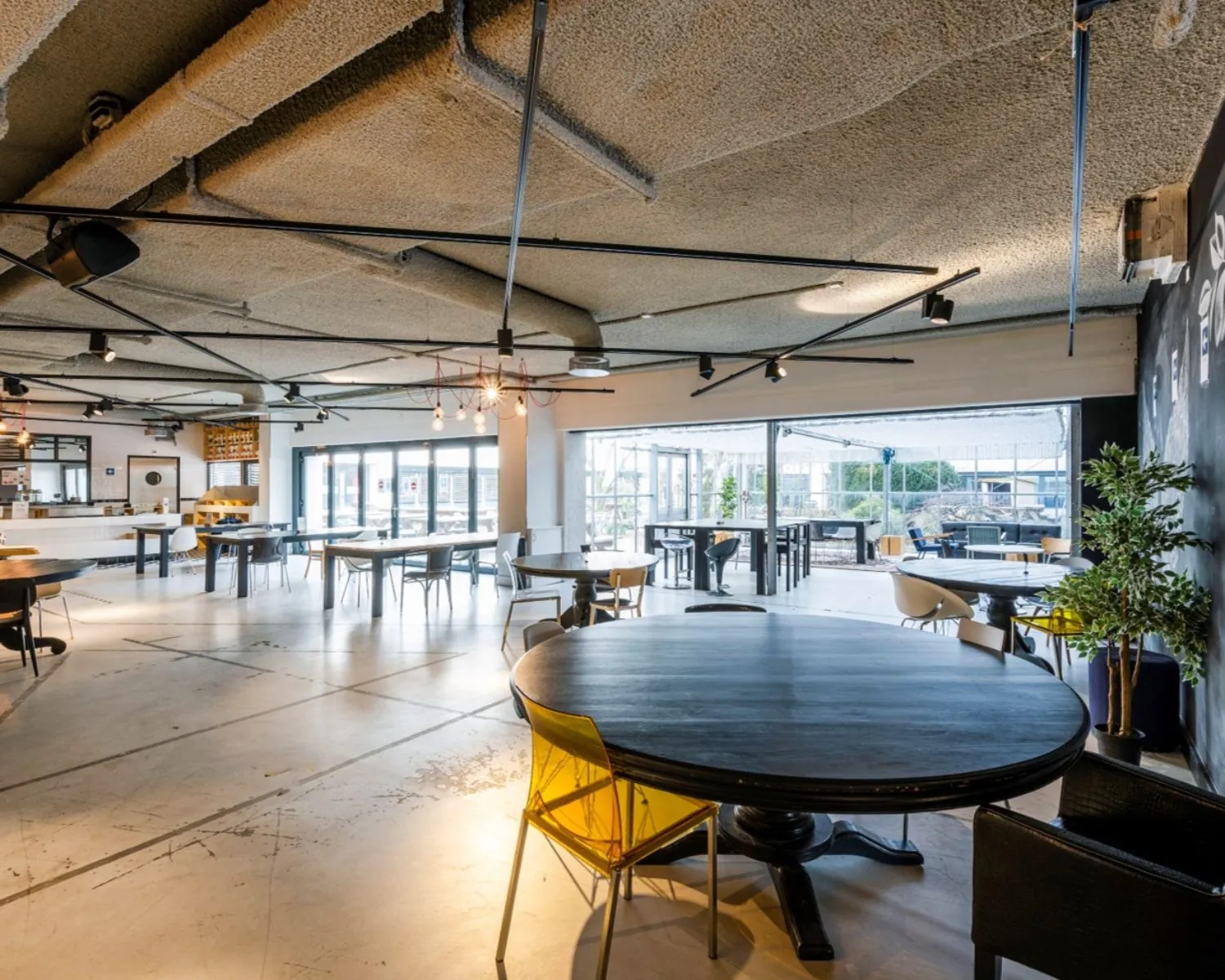 Moderne, open kantoorruimte in Diemermere 1 in Diemen met diverse zitplekken en veel natuurlijk licht.