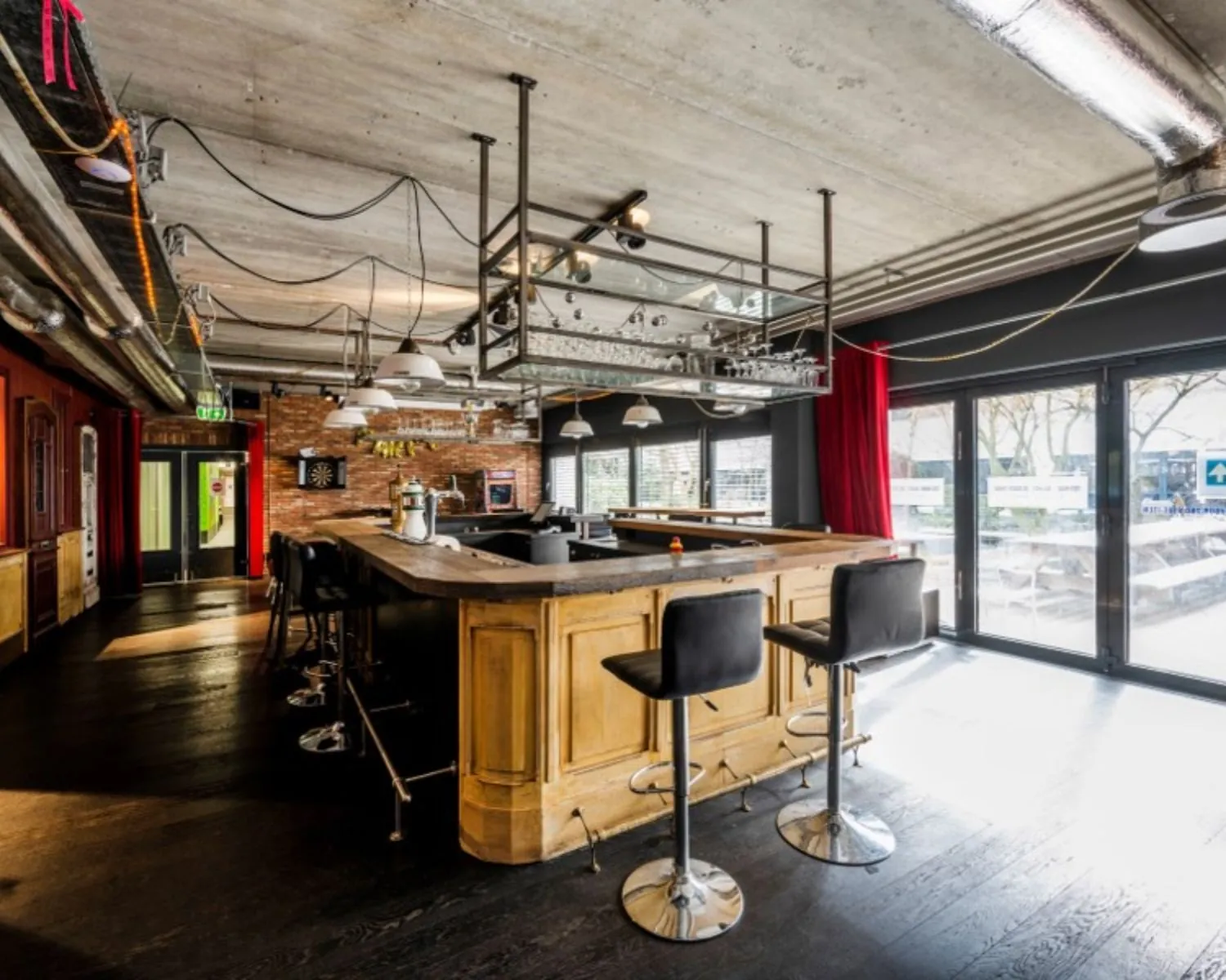 Moderne kantoorruimte in Diemen met een sfeervolle bar, industriële details en grote ramen voor natuurlijk licht.