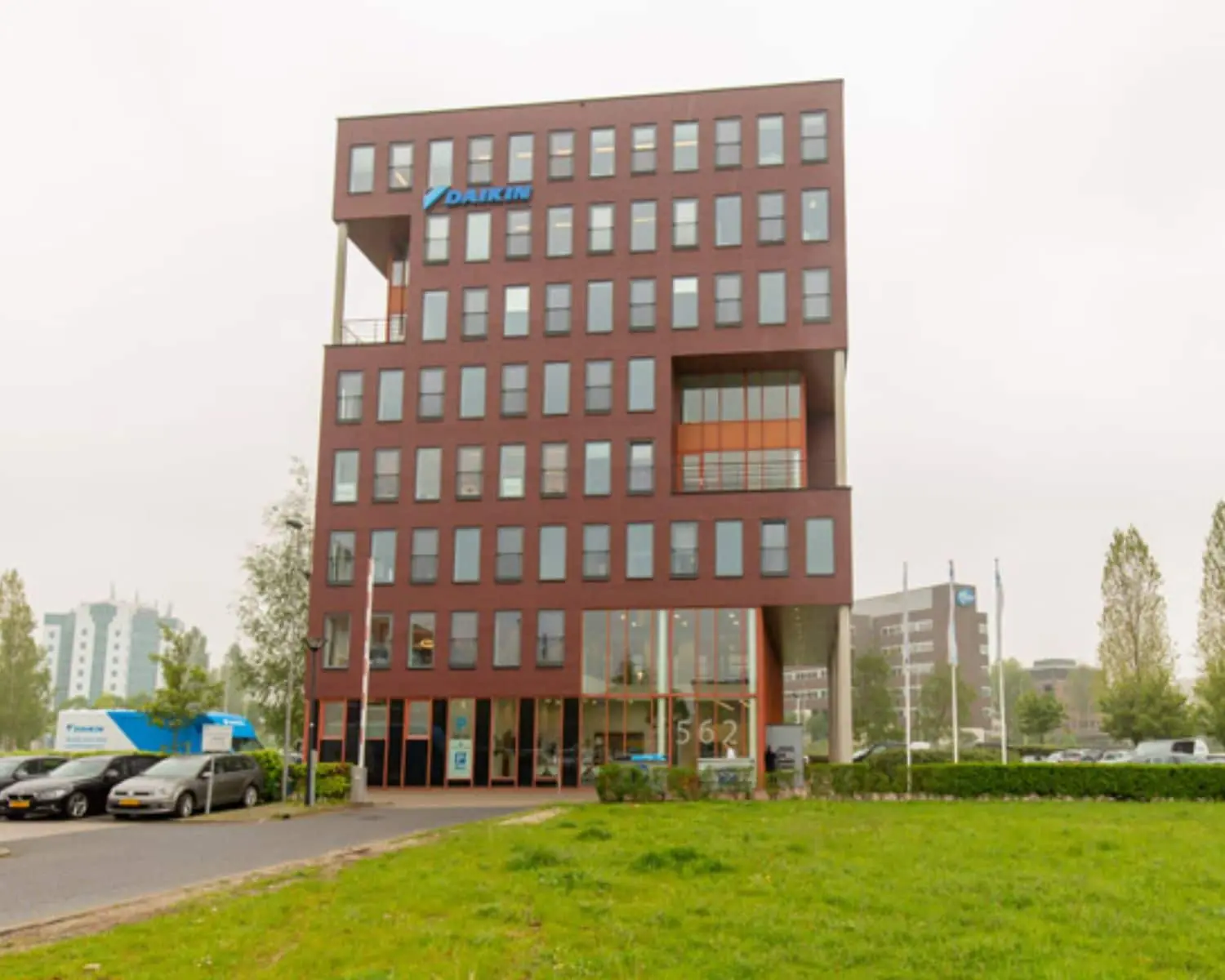 Modern kantoorpand aan de Fascinatio Boulevard 562 met het Daikin-logo op de gevel en parkeerplaatsen voor de ingang.