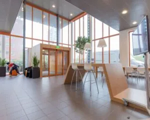 Moderne entreehal met grote ramen, designmeubilair en een ontvangstruimte aan de Fascinatio Boulevard 562.