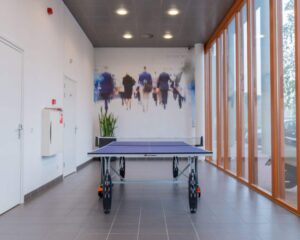 Moderne entreehal met tafeltennistafel in kantoorgebouw aan de Fascinatio Boulevard 562.