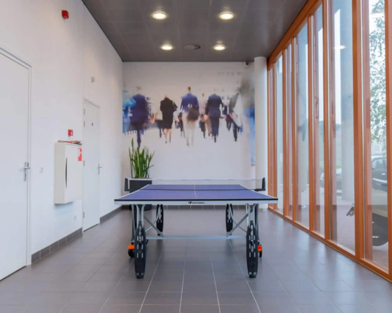 Moderne entreehal met tafeltennistafel in kantoorgebouw aan de Fascinatio Boulevard 562.