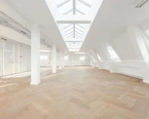 Lichte, moderne kantoorruimte met houten visgraatvloer en grote dakramen aan de Geldersekade 101.