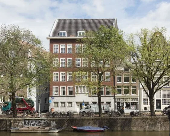 Voorgevel van het kantoorpand aan de Geldersekade 101 in Amsterdam, gezien vanaf de overkant van de gracht.