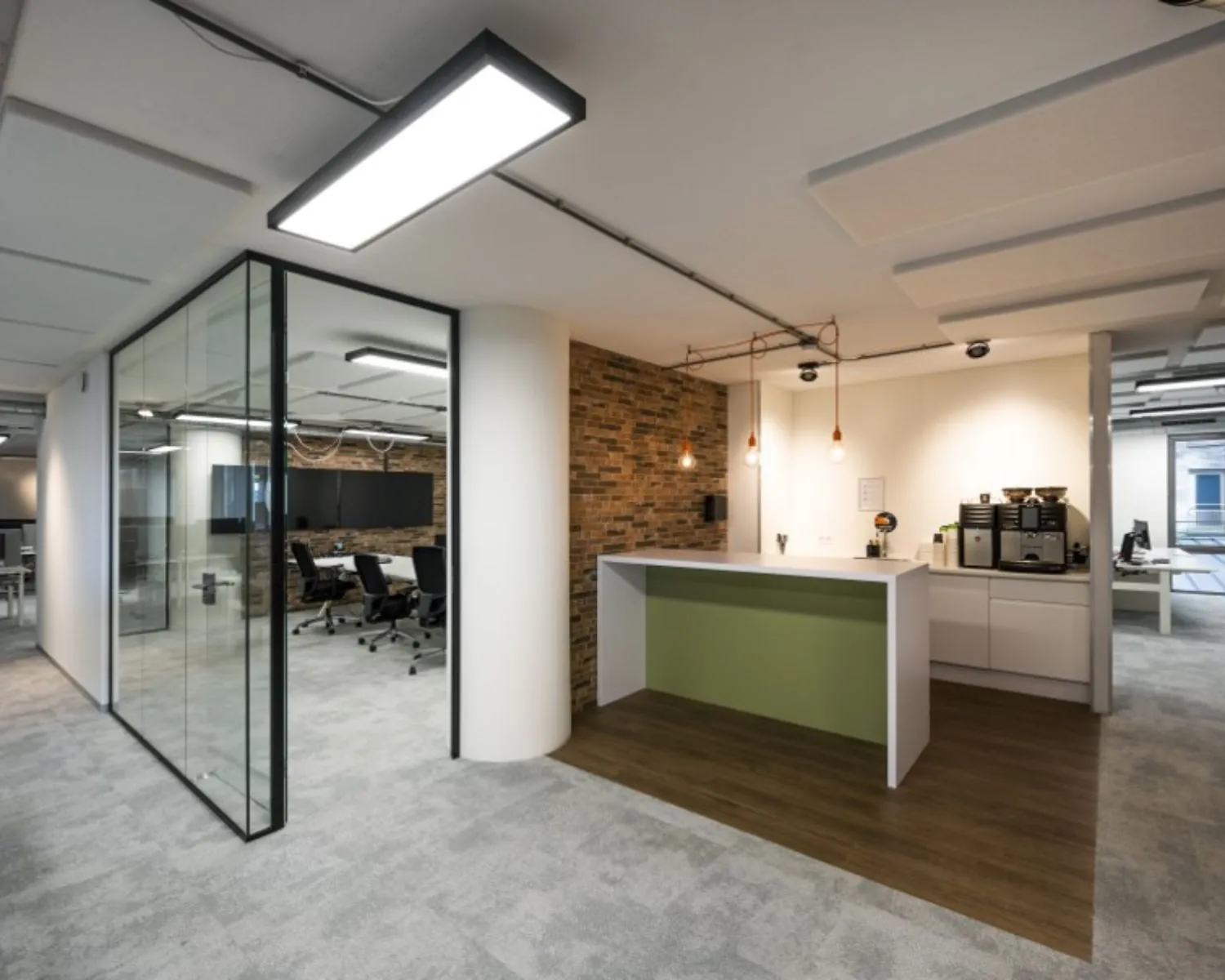 Moderne kantoorruimte aan de Harry Banninkstraat 51 in Amsterdam met glazen vergaderruimte en koffiecorner.